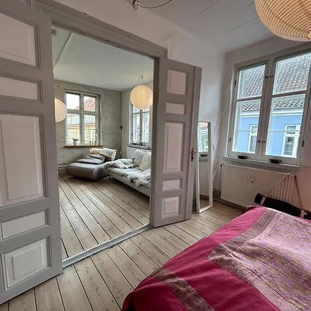 Hel Bylejlighed I Det Gamle Pulsernede Appartement *