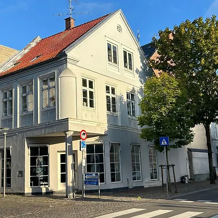 Hel Bylejlighed I Det Gamle Pulsernede Appartement